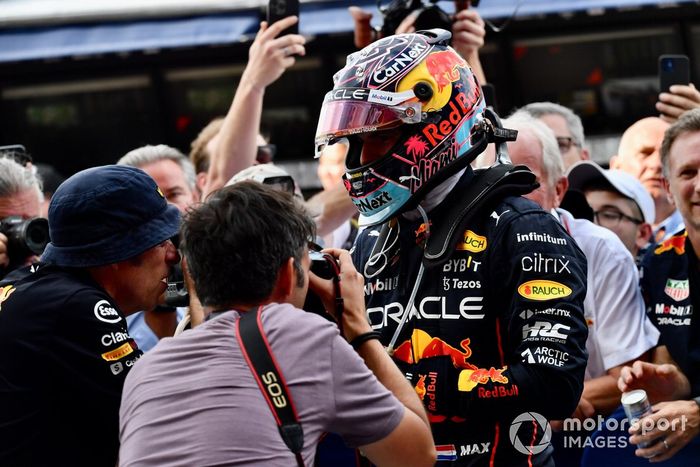 Max Verstappen, Red Bull Racing, 1ª posición, celebra con su equipo en el Parc Ferme
