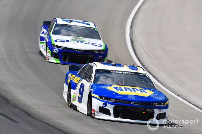 Chase Elliott, Hendrick Motorsports, Chevrolet Camaro NAPA Auto Parts y Ty Dillon, Germain Racing, Chevrolet Camaro GEICO