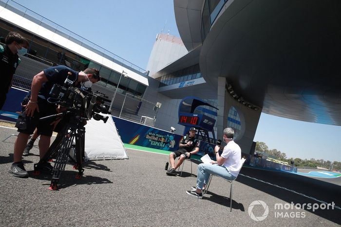 Equipos de TV trabajando en el paddock de Jerez