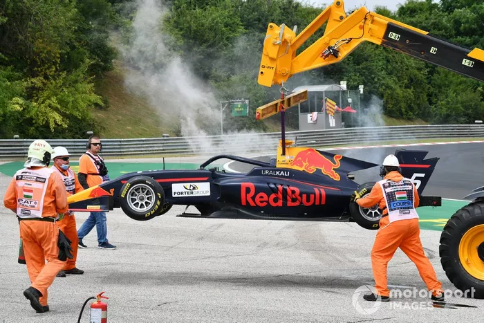 Liam Lawson, Hitech Grand Prix retires with a smoking car, which is removed by marshals
