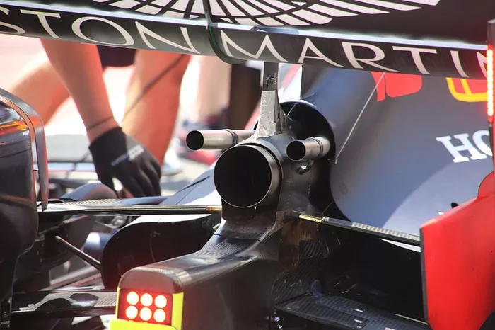 Red Bull RB15: Auspuff