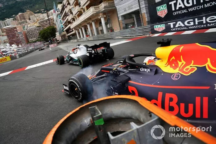Verstappen tenta ultrapassagem sobre Hamilton