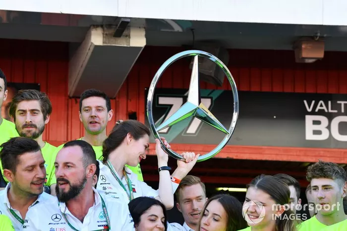 Mercedes celebran la victoria