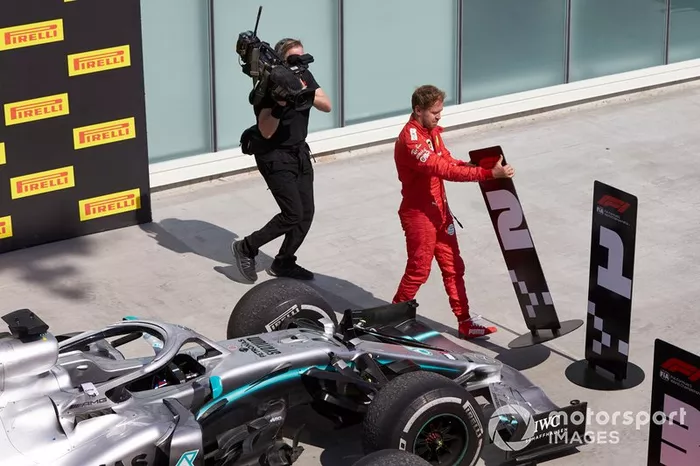 Sebastian Vettel, Ferrari, 2ª posición, cambia los tableros de posición en protesta por una sanción que le costó la victoria.