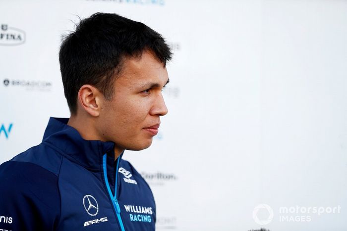 Alex Albon, Williams Racing, habla con la prensa  