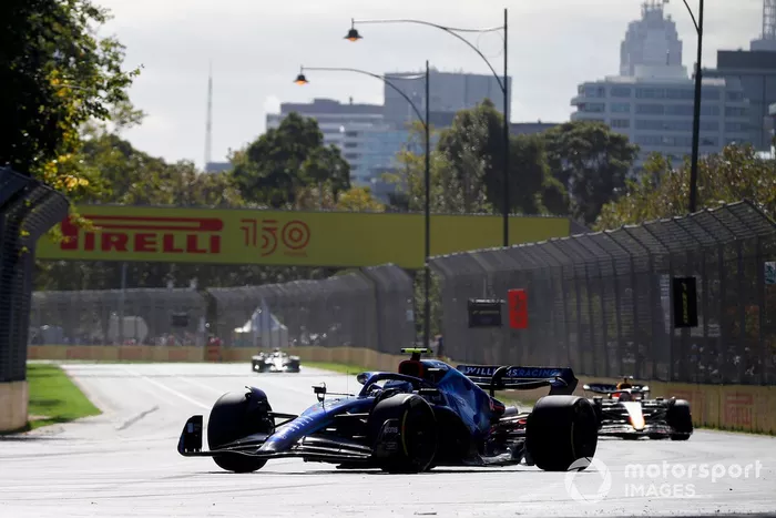 Nicholas Latifi, Williams FW44, Max Verstappen, Red Bull Racing RB18
