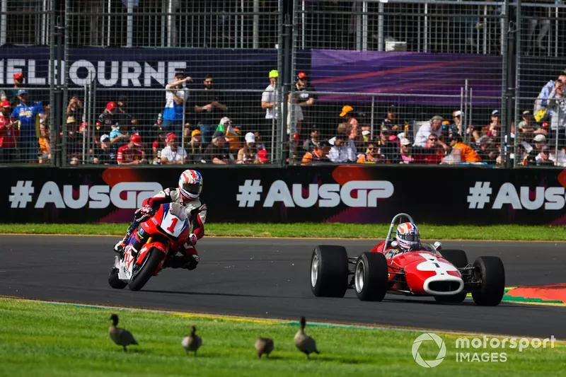 Mick et Jack Doohan, père et fils, font une démonstration au guidon d'une Honda et au volant d'une Brabham.