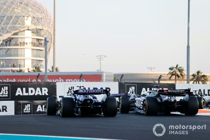 Logan Sargeant, Williams FW45, lucha con Kevin Magnussen, Haas VF-23, en la salida