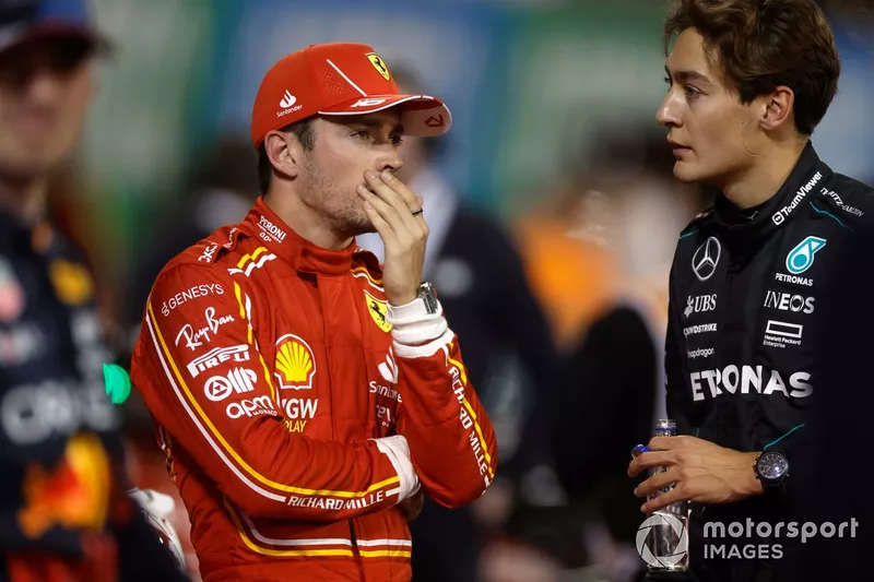 Charles Leclerc, Scuderia Ferrari, habla con George Russell, Mercedes-AMG F1 Team