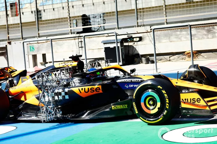 Oscar Piastri, McLaren MCL38, con rastrelliera aerodinamica
