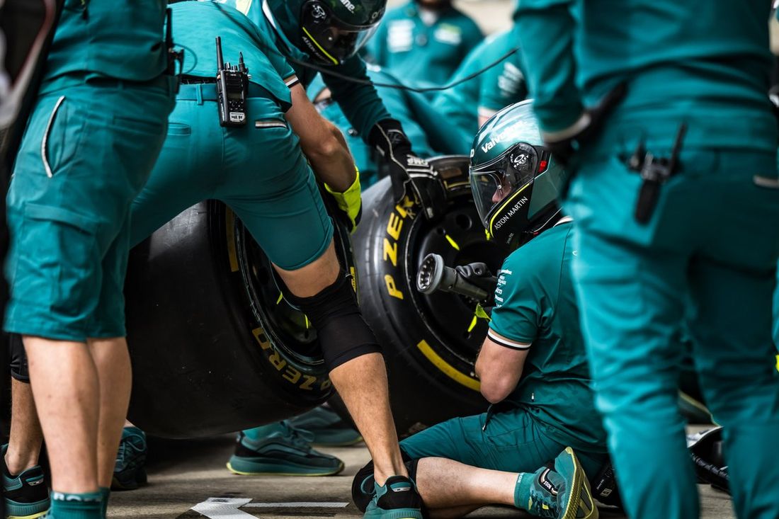 Parada en boxes de Aston Martin