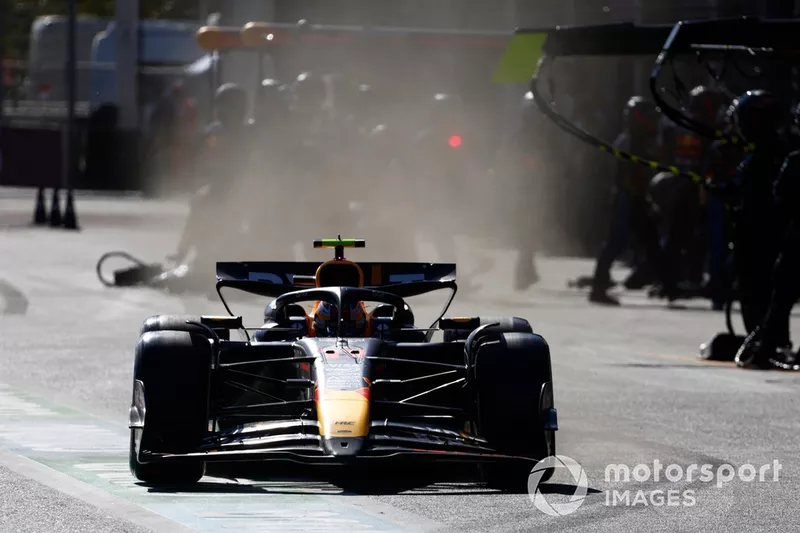 Sergio Perez, Red Bull Racing RB20, dans la voie des stands 