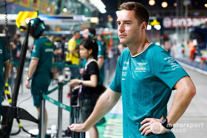 Stoffel Vandoorne, piloto de pruebas y reserva del equipo Aston Martin F1, observa los procedimientos en el pit lane. 