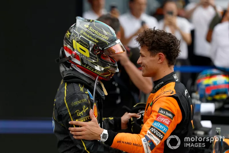 Charles Leclerc, Scuderia Ferrari, 1ère position, Lando Norris, McLaren F1 Team, 3ème position, se félicitent au Parc Ferme