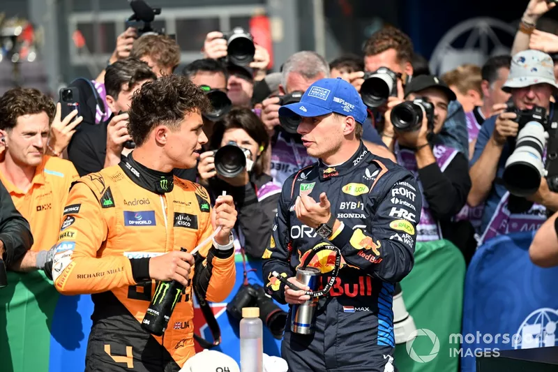 Lando Norris, McLaren F1 Team, débriefe au Parc Ferme avec Max Verstappen, Red Bull Racing 