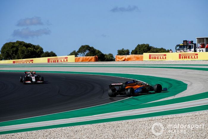 Carlos Sainz Jr., McLaren MCL35, hace un trompo mientras pasa Kevin Magnussen, Haas VF-20