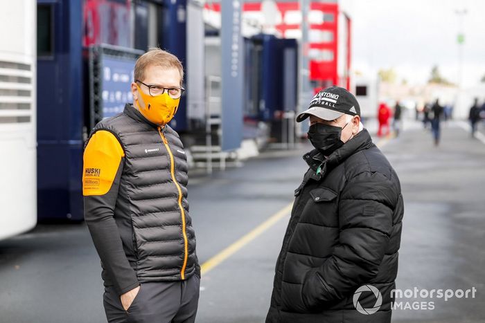Andreas Seidl, director de McLaren y Norbert Vettel, padre de Sebastian Vettel, Ferrari
