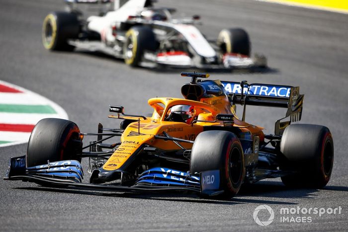 Carlos Sainz Jr., McLaren MCL35, Romain Grosjean, Haas VF-20