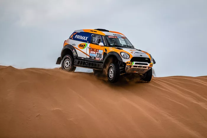 #238 X-Raid Mini John Cooper Works Rally Mini: Laia Sanz, Maurizio Gerini