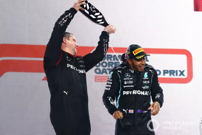 El delegado de Mercedes en el podio de Qatar con Lewis Hamilton