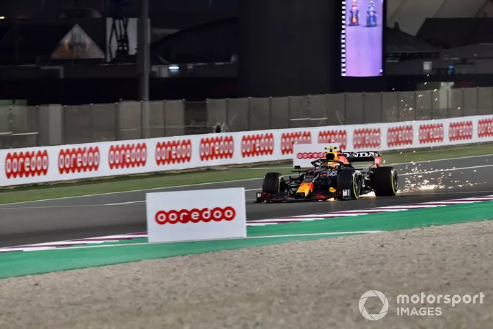 Chispas del coche de Sergio Pérez, Red Bull Racing RB16B, por delante de Esteban Ocon, Alpine A521