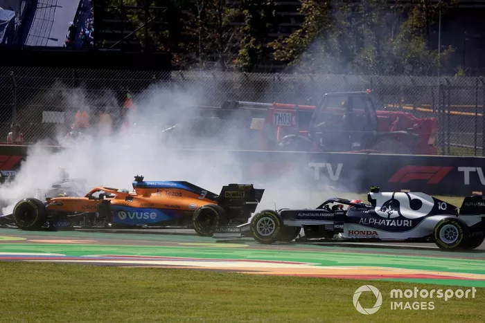 Valtteri Bottas, Mercedes W12, Daniel Ricciardo, McLaren MCL35M, y Yuki Tsunoda, AlphaTauri AT02, se ven envueltos en un incidente al inicio de la carrera