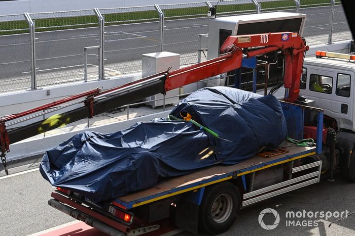El coche de Sergio Pérez, el RB18 de Red Bull Racing, vuelve a boxes