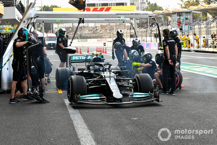 Valtteri Bottas, Mercedes W12, sale de su box tras una parada