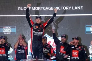 Race winner Chandler Smith, Kyle Busch Motorsports, Toyota Tundra Safelite AutoGlass