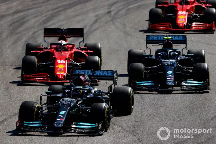 Lewis Hamilton, Mercedes W12, Valtteri Bottas, Mercedes W12, Charles Leclerc, Ferrari SF21, y Carlos Sainz Jr, Ferrari SF21