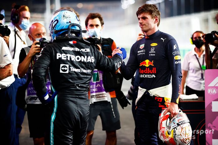 Valtteri Bottas, Mercedes, 3ª posición, y Max Verstappen, Red Bull Racing, 2ª posición, se felicitan mutuamente en el Parc Ferme