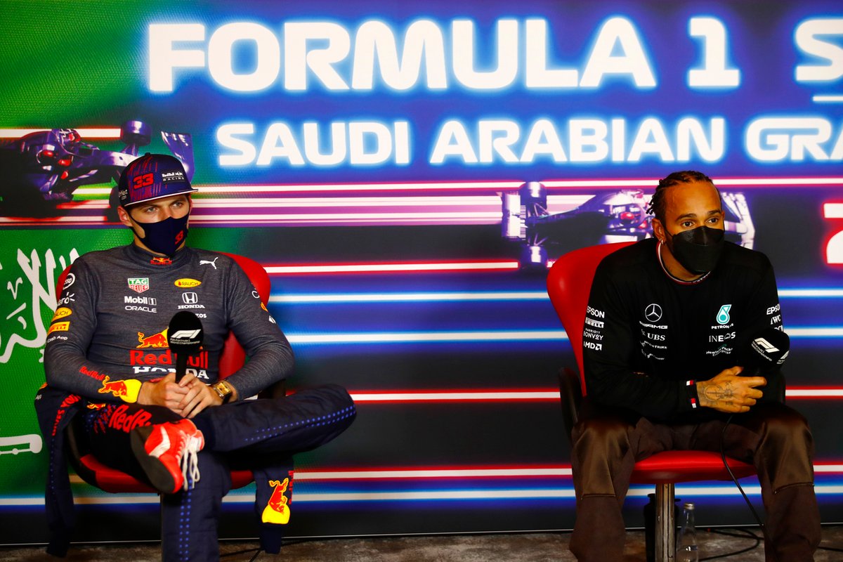 Max Verstappen, Red Bull Racing, 2ª posición, y Lewis Hamilton, Mercedes, 1ª posición, en rueda de prensa