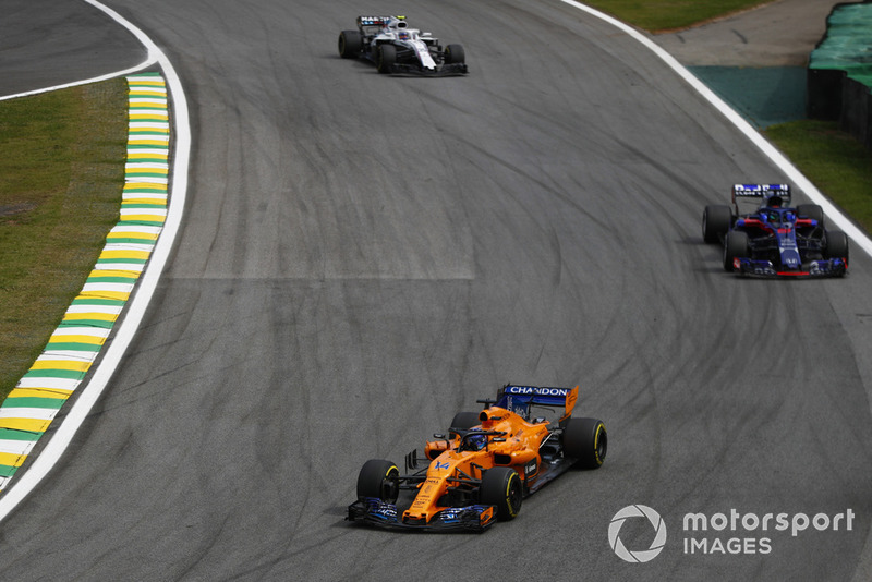 Fernando Alonso, McLaren MCL33, Brendon Hartley, Toro Rosso STR13, y Charles Leclerc, Sauber C37