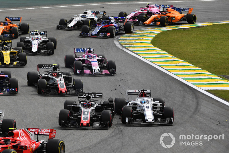 Marcus Ericsson, Sauber C37 and Romain Grosjean, Haas F1 Team VF-18 collide at the start of the race