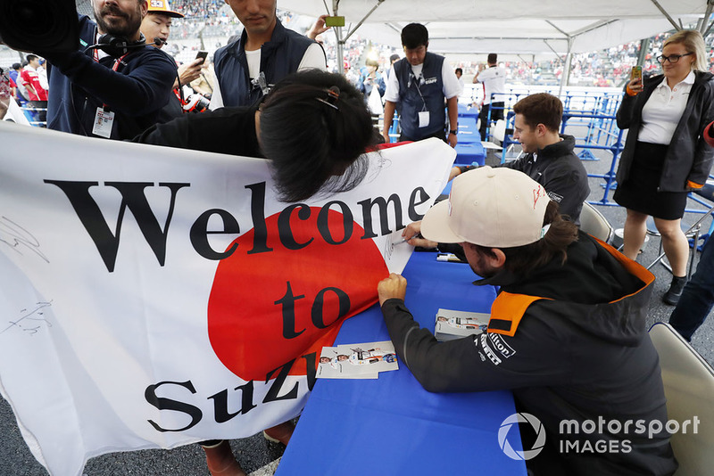 Fernando Alonso, McLaren, Firma una enorme bandera japonesa con un mensaje de los fans.