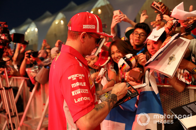Kimi Raikkonen, Ferrari firma autógrafos para los aficionados.