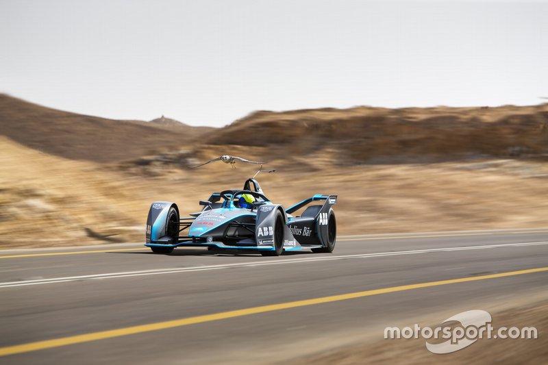 Felipe Massa sfida un falco con una monoposto Gen2 di Formula E