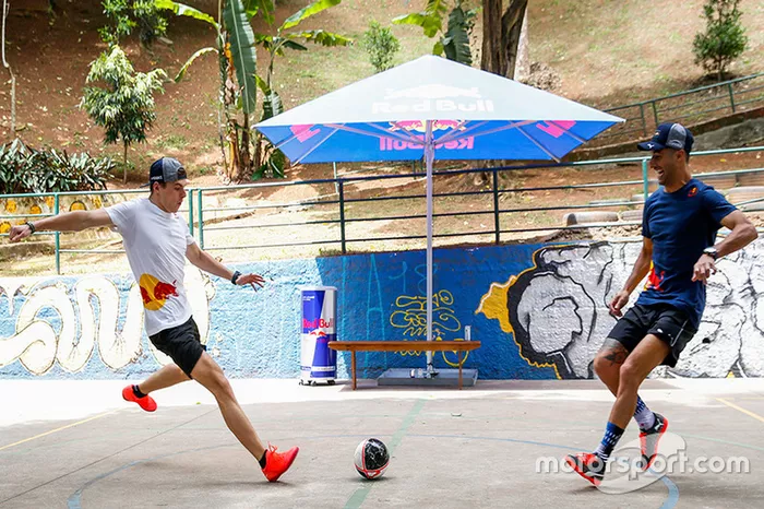 Max Verstappen y Daniel Ricciardo, Red Bull Racing juegan Futsal en Brasil