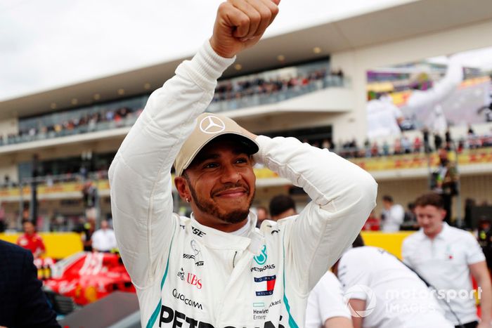 Ganador de la pole Lewis Hamilton, Mercedes AMG F1 celebra en Parc Ferme 