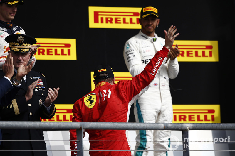 Podio: ganador de la carrera Kimi Raikkonen, Ferrari y tercer lugar Lewis Hamilton, Mercedes AMG F1