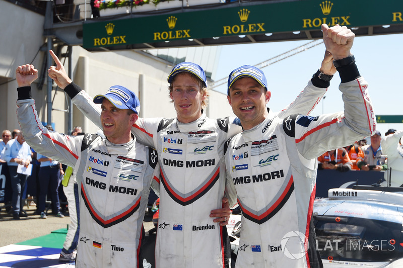 I vincitori della gara Timo Bernhard, Earl Bamber, Brendon Hartley, Porsche Team