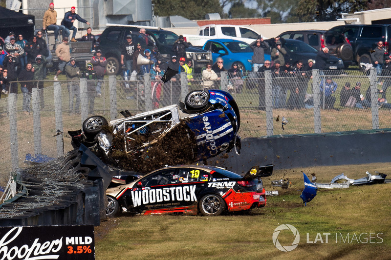 Choque de Todd Hazelwood, Brad Jones Racing