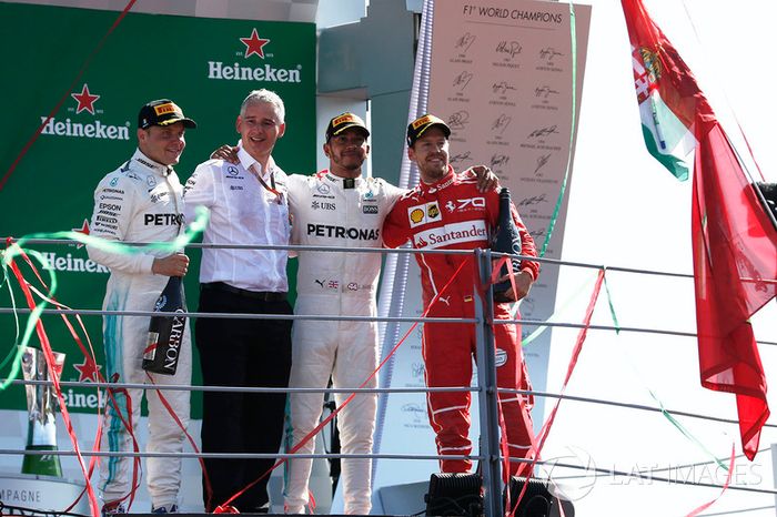 Podio: ganador de la carrera Lewis Hamilton, Mercedes AMG F1, segundo lugar Valtteri Bottas, Mercedes AMG F1, tercer lugar Sebastian Vettel, Ferrari