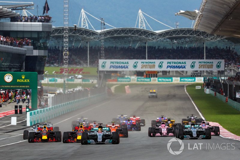 Lewis Hamilton, Mercedes-Benz F1 W08 leads at the start of the race