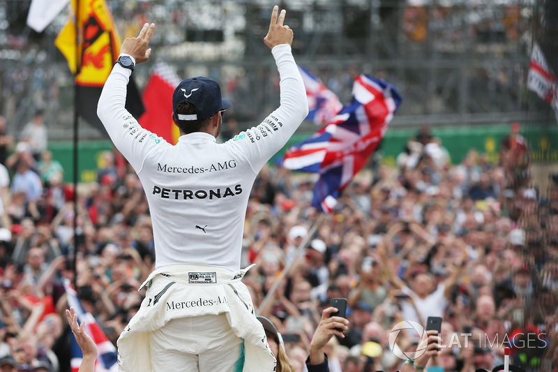 Ganador de la carrera Lewis Hamilton, Mercedes AMG F1