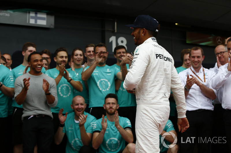 Race winner Lewis Hamilton, Mercedes AMG F1, celebrates with his team and brother Nicolas Hamilton