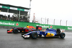 Felipe Nasr, Sauber C35 et Daniel Ricciardo, Red Bull Racing RB12