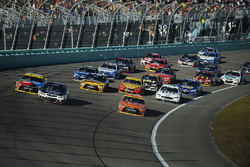 Рестарт: Кевін Харвік, Stewart-Haas Racing Chevrolet, Карл Едвардс, Joe Gibbs Racing Toyota