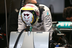 Lewis Hamilton, Mercedes AMG F1 W07 Hybrid con un omaggio al Dr. Aki Hintsa sul suo casco