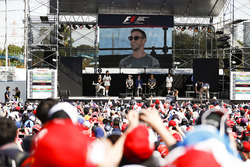 Stoffel Vandoorne, McLaren, Jenson Button, McLaren, in de fanzone